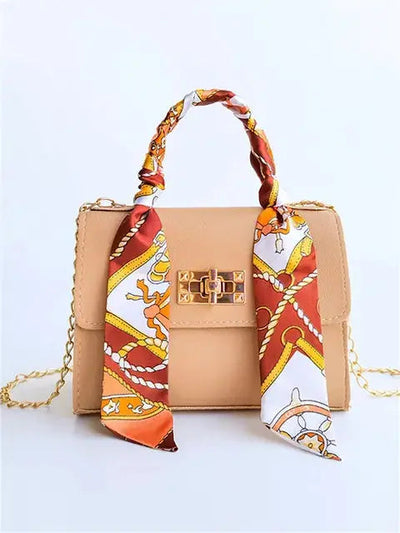 LumiElegance Sac à Main – Élégance en cuir brun avec détails dorés et foulard soyeux