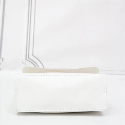 LumiElegance Sac à Main – Élégance en cuir brun avec détails dorés et foulard soyeux