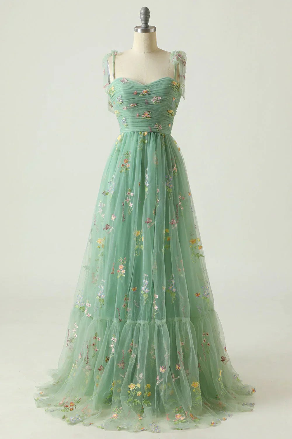 Robe Élégante avec Broderies Fines – Luxe et Confort pour Occasions Spéciales