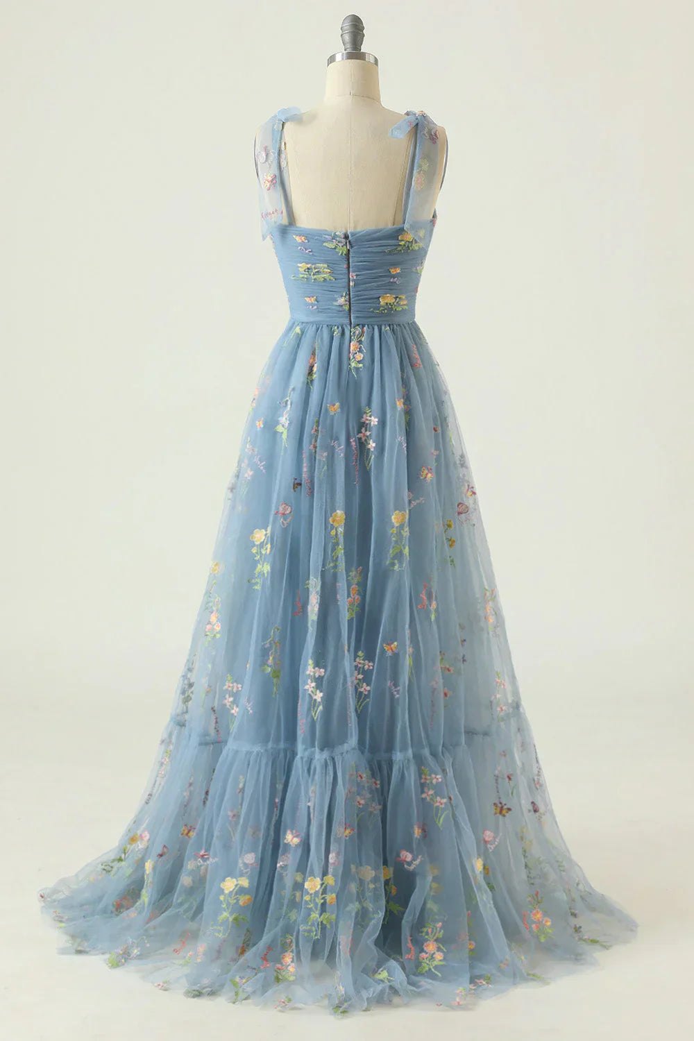 Robe Élégante avec Broderies Fines – Luxe et Confort pour Occasions Spéciales