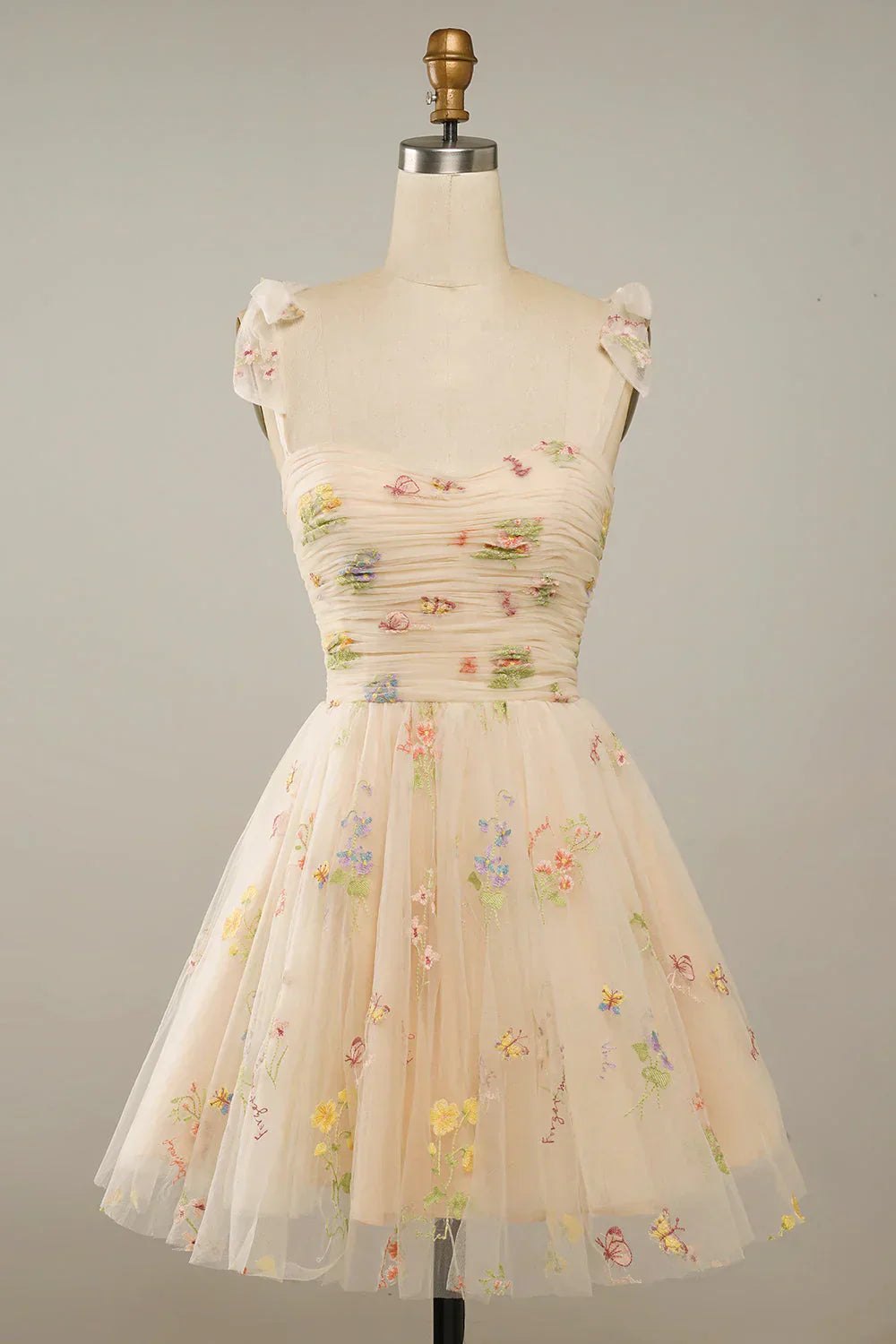 Robe Élégante avec Broderies Fines – Luxe et Confort pour Occasions Spéciales