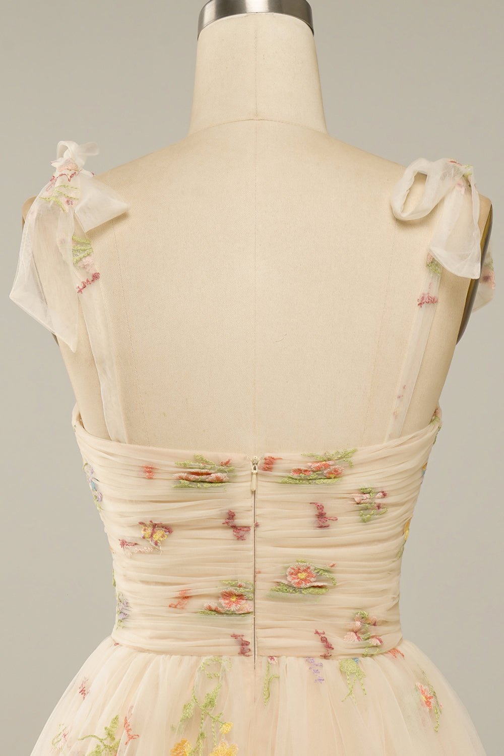 Robe Élégante avec Broderies Fines – Luxe et Confort pour Occasions Spéciales