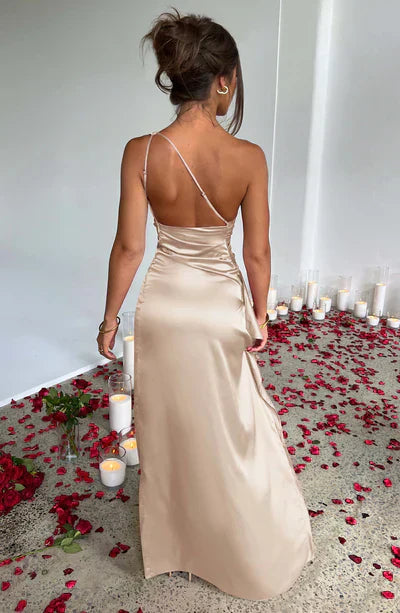 Robe Ariel Satin – Élégance et glamour avec fente haute
