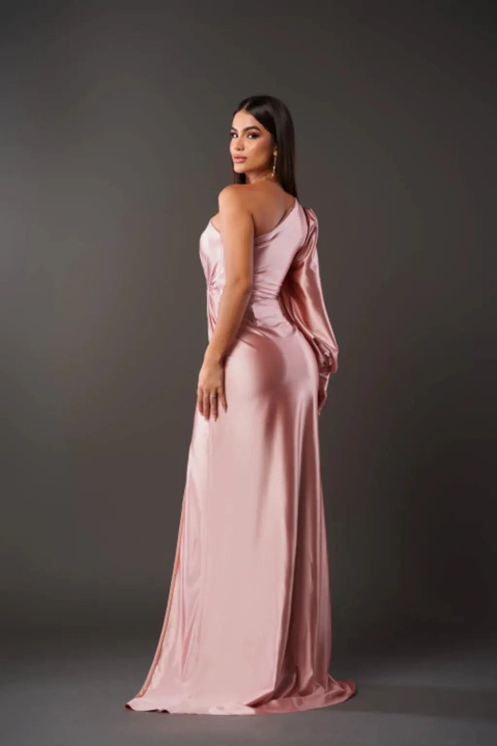 Mave Robe Élégante – Sophistication intemporelle pour toutes vos occasions