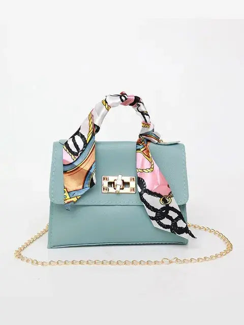 LumiElegance Sac à Main – Élégance en cuir brun avec détails dorés et foulard soyeux
